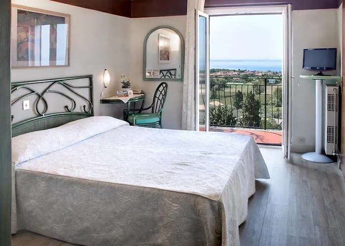 Castello S. Antonio 2* لاتيزي